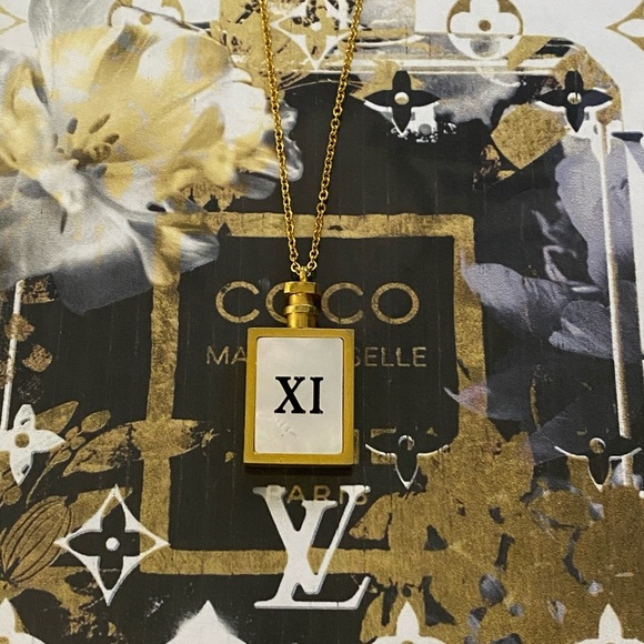 NWT - Stainless Steel Gold Necklace - Picture 4 of 7